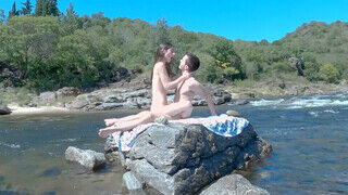 Kúrás a sziklákon a folyóparton egy amatőr párral - Szexbalvany