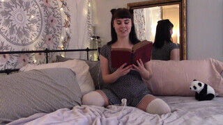 Sophia Wolfe a csöcsös amatőr csajszika szeret olvasás közben masztizni - Szexbalvany