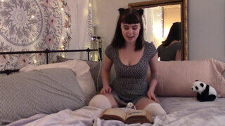 Sophia Wolfe a csöcsös amatőr csajszika szeret olvasás közben masztizni