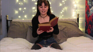 Sophia Wolfe a tini nőci olvasás közben maszturbál - Szexbalvany