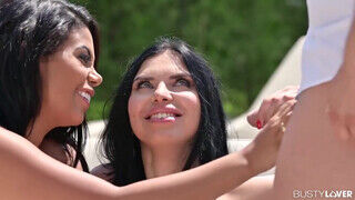 Kira Queen és Kesha Ortega a óriási keblű biszex milfek édeshármasban szexelnek - Szexbalvany