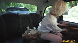 Greta Foss a termetes cickós világos szőke tinédzser kúrel a taxissal - Szexbalvany