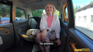 Greta Foss a termetes cickós világos szőke tinédzser kúrel a taxissal