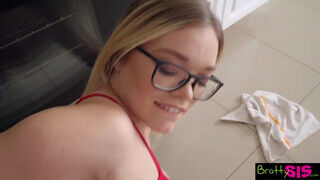 Katie Kush a szemüveges nevelő húgi megdöngetve a konyhában - Szexbalvany