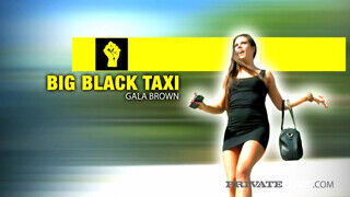 Gala Brown a taxiban szeretkezik a fekete sofőrrel - Szexbalvany
