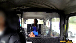 Jasmine Jae a gyönyörű csöcsös milf kinyalva és bekúrva a taxiban - Szexbalvany