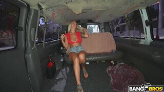 Elana Bunnz a csöcsös világos szőke milf szeretkezik a kisbuszban - Szexbalvany