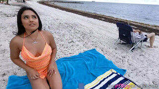 Serena Santos a ellenállhatatlan kolumbiai spiné bekúrva a tengerparton - Szexbalvany