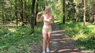 Anastangel a termetes tőgyes orosz kishölgy megrakva az erdőben - Szexbalvany
