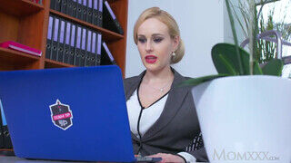 Angel Wicky a méretes tőgyes ügyvédnő keményen megszexelve az irodában - Szexbalvany