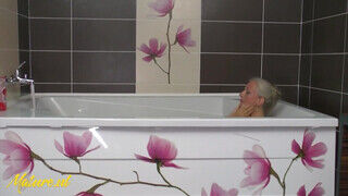 Korosodó nő és az új szeretője a fürdőben szeretkeznek - Szexbalvany