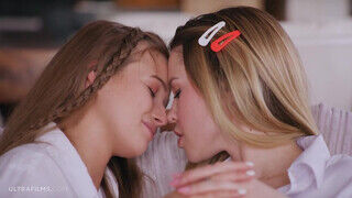 Erika Eden és Olivia Sparkle a sulis leszbikus csajok megkívánták egymást testét