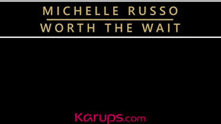 Michelle Russo bekapja már a konyhában a fiatalabb fickó erőszakos faszát - Szexbalvany