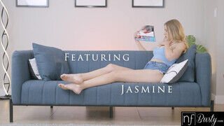 Jasmine Daze a méretes kannás tinédzser nőci a szobatársával kefél - Szexbalvany