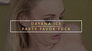 Dayana Ice a világos szőke méretes tőgyes milf puncija bekúrva - Szexbalvany