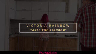 Victoria Rainbow a csábító karcsú kicsike cickós vörös hajú milf megkúrelva - Szexbalvany