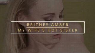 Britney Amber a bombázó csöcsös milf cicije és muffja megszexelve - Szexbalvany