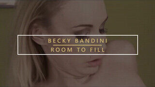 Becky Bandini a kolosszális csöcsű milf hancúrozik a fiatalabb pacákkal - Szexbalvany