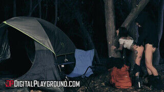 Joanna Angel a kitetovált milf fenékbe kurelva az erdőben - Szexbalvany