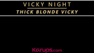 Vicky Night a óriási didkós világos szőke idős nő kényezteti a punciját - Szexbalvany