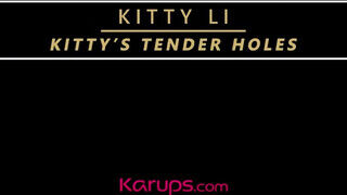 Kitty Li a világos szőke nagyméretű didkós milf kényezteti magát - Szexbalvany