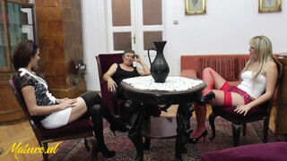 Szőrös suncis nagyi és a leszbikus barinők kényeztetik egymás punciját - Szexbalvany