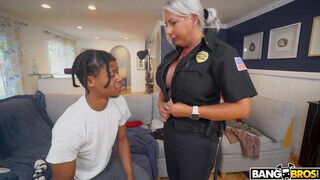 Bella Lexi a nagyméretű csöcsű rendőrnő reszel a fiatalabb fekete pasival - Szexbalvany