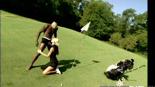 Sylvia Sun a golfpályán megrakva jó hatalmas fekete farokkal - Szexbalvany