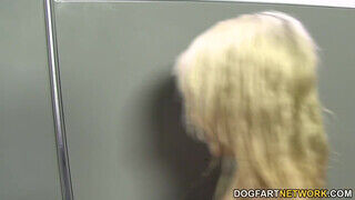 Tiffany Fox a pici keblű szöszi csajszika a baszó kabinban - Szexbalvany