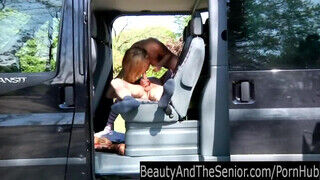 Gyönyörű tinédzser a kisbuszban közösül a kíméletlen farkú pasival - Szexbalvany