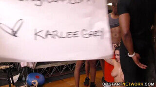 Karlee Grey a szőrös punás tinédzser pipi cidázza az afró csávókat - Szexbalvany