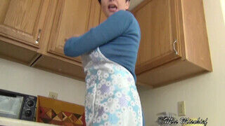Mrs Mischief a bájos korosodó nő a konyhában simogatja magát - Szexbalvany