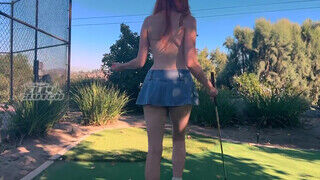 Elly Clutch a nagyméretű cickós vörös hajú szuka golfpályán hancúrozik - Szexbalvany