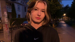 Cutie Kim a 18 éves orosz gádzsi megkettyintve hátulról - Szexbalvany