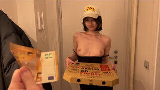 Cutie Kim a ellenállhatatlan pizzafutár imád kamatyolni is - Szexbalvany