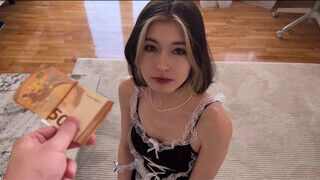 Cutie Kim a kicsike mellű bejárónő pénzért kúrel - Szexbalvany