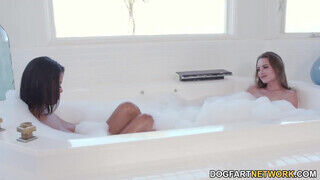 Kyler Quinn és Nia Nacci a fürdőben elkapják egymást egy menetre - Szexbalvany