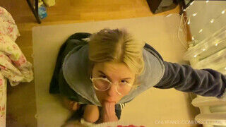 YummyMira la szemüveges orosz nőci cidázza a kukit - Szexbalvany