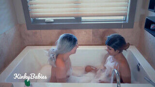Lesbi pár a fürdőben kényezteti egymást a habok közt - Szexbalvany