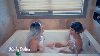 Lesbi pár a fürdőben kényezteti egymást a habok közt - Szexbalvany