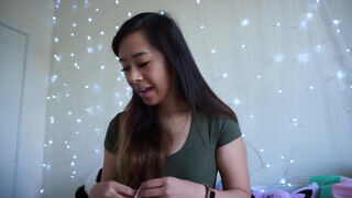 Kaedia Lang a tinédzser ázsiai kiscsaj megmutatja az új bugyiját - Szexbalvany