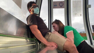 EmilyRose a metróban leszopja le a hapekja faszát - Szexbalvany