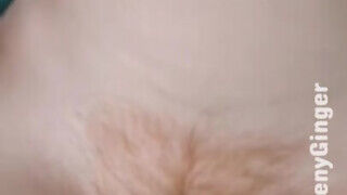 TeenyGinger a karcsú amatőr kiscsaj szőrös picsája izgatva - Szexbalvany