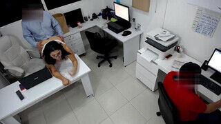 martinasmith a csöcsös bige az irodában baszik a munkatársával - Szexbalvany