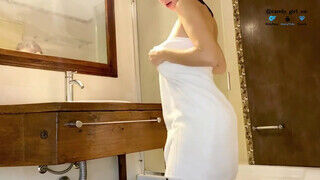 Tara Summers fürdés után peckezik egy dildóval